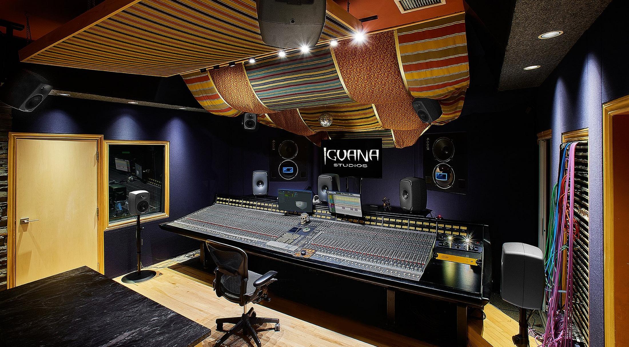 un studio d’enregistrement avec un grand bureau et un grand écran